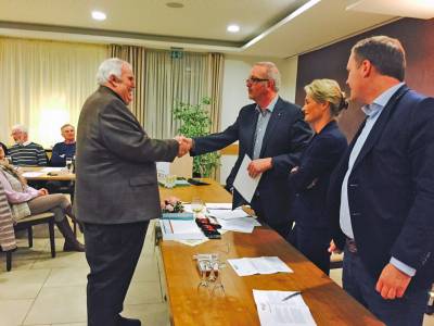 Paul Hufelschulte wird f&uuml;r 25 Jahre CDU-Mitgliedschaft gedankt. Orunionsvorsitzender Christoph Brands &uuml;bergibt ihm die Ehrennadel und Urkunde.