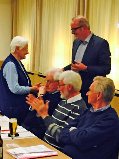 Agnes Franke wird f&uuml;r 50 Jahre CDU-Mitgliedschaft gedankt. Orunionsvorsitzender Christoph Brands &uuml;bergibt ihr die Ehrennadel und Urkunde.