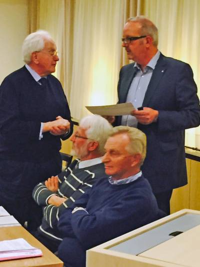 Bernhard Franke wird f&uuml;r 63 Jahre CDU-Mitgliedschaft gedankt. Orunionsvorsitzender Christoph Brands &uuml;bergibt Ehrennadel und Urkunde.