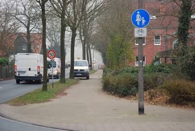 Das Verkehrszeichen "Radfahrer frei" sollte nach 100 Metern wiederholt werden.