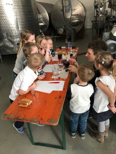 Kinderbetreuung im alkoholfreien Labor