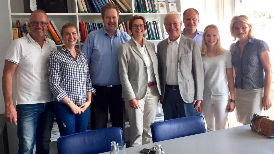 Ratsfrau Angela Sthler (re.), Bezirksvertreter Nils Schappler (3.v.r.) und Roxels CDU-Chef Christoph Brands (li.) besuchten mit Sybille Benning MdB (Mitte) das Institut von Prof. Dr. Bernd Brinkmann (4.v.r.) in Roxel