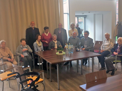 Stefan Nacke (3. von rechts) und Angela Sthler (5.v.r.) im Gesprch in der Senioreneinrichtung Wohnen in Pastors Garten in Roxel.